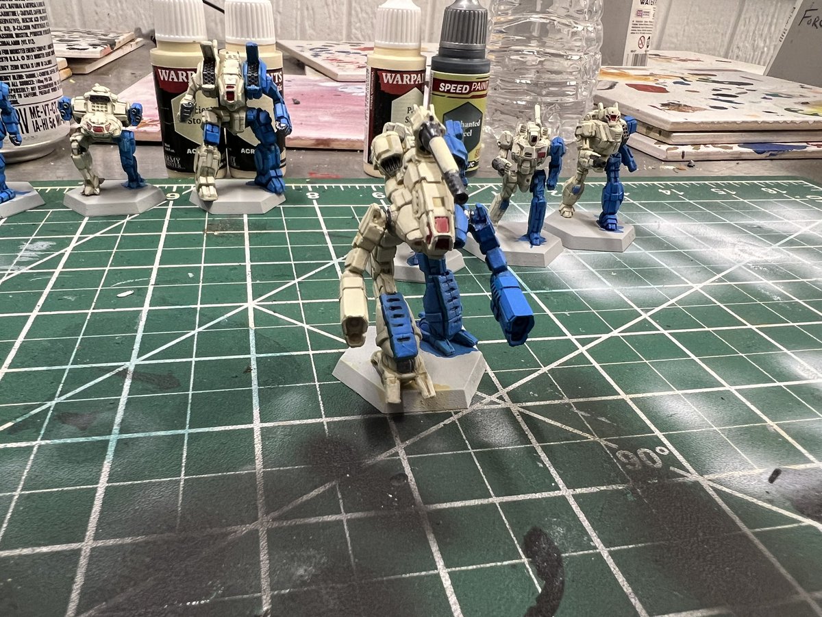 Visionsfromthe2's tweet photo. Been a few days. All mechs are about 75% done. Starting in on the auxiliary colors before final highlights. Got to figure out the last lance for this company, any thoughts for 3025(ish) and a new player?

#battletech #mechwarrior #innersphere #mech #catalystgamelabs #armypainter https://t.co/6DjndkuLix