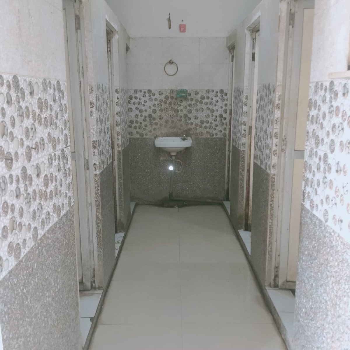 AnjarNp's tweet photo. નિર્મળ ગુજરાત ૨.૦ અંતર્ગત "સ્વચ્છતા પખવાડીયા"ની ઉજવણીના ભાગરૂપે આજરોજ અંજાર નગરપાલિકા દ્વારા શહેરી વિસ્તારમાં આવેલ જાહેર શૌચાલયની સફાઈ ઝુંબેશ હાથ ધરવામાં આવેલ.
@sbmugujarat
@RajkotRegional 
#SwachhSurvekshan2024 
#NirmalGujarat2 https://t.co/VSEZbZuKAC