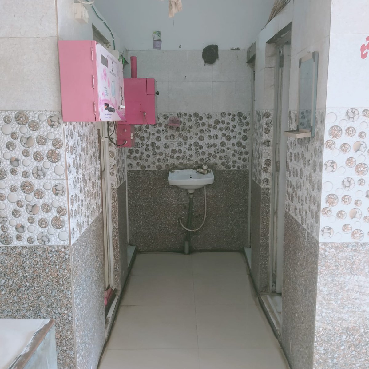 નિર્મળ ગુજરાત ૨.૦ અંતર્ગત "સ્વચ્છતા પખવાડીયા"ની ઉજવણીના ભાગરૂપે આજરોજ અંજાર નગરપાલિકા દ્વારા શહેરી વિસ્તારમાં આવેલ જાહેર શૌચાલયની સફાઈ ઝુંબેશ હાથ ધરવામાં આવેલ.
<a href="/sbmugujarat/">Swachh Bharat Mission Urban - Gujarat</a>
<a href="/RajkotRegional/">RCM Rajkot Zone</a> 
#SwachhSurvekshan2024 
#NirmalGujarat2