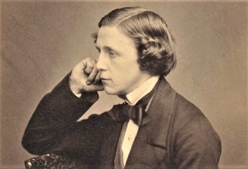 FragmentosyCafe's tweet photo. “Si cada cual se ocupará de sus asuntos, la tierra giraría las rápido y se perdería menos tiempo” 

#LewisCarroll
#AliciaenelPaisdelasMaravillas (1865) https://t.co/44yqSXNJk0