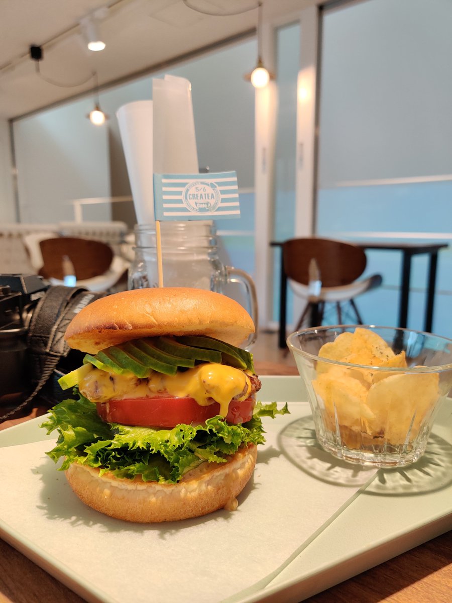 sinmetal1's tweet image. さつおわ👘からの朝ごはん？です😂

アボカドバーガー、水出しコーヒーもおすすめ🥑店員さんもやさしく、隠れ家的な雰囲気がとても良きです☕

#CREATEA
#御徒町カフェ
