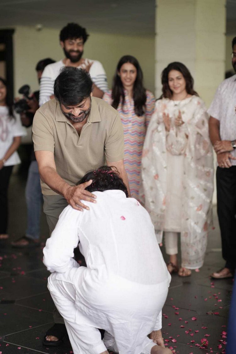 SSwaraajya9140's tweet photo. Mega family celebrates Pawan Kalyan's memorable victory in elections
#megafamily #megacelebrations #pawankalyan #jansenaparty #apelections2024results #ramcharan #jaiswaraajyatv #konidelafamily #megastarchiranjeevi #nagababu #happymoments #proudfeeling @PawanKalyan @KChiruTweets https://t.co/KhLiwZFrbQ