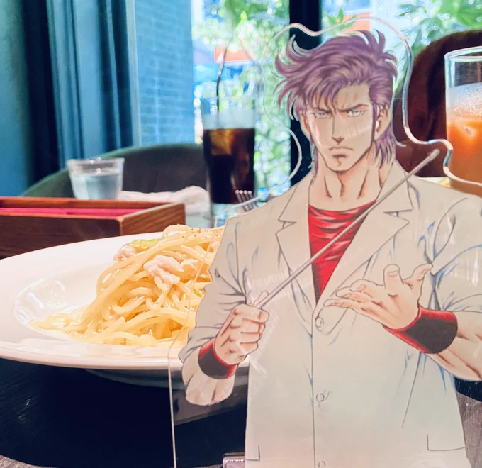 クリームパスタの栄養価を説明するK先生 
