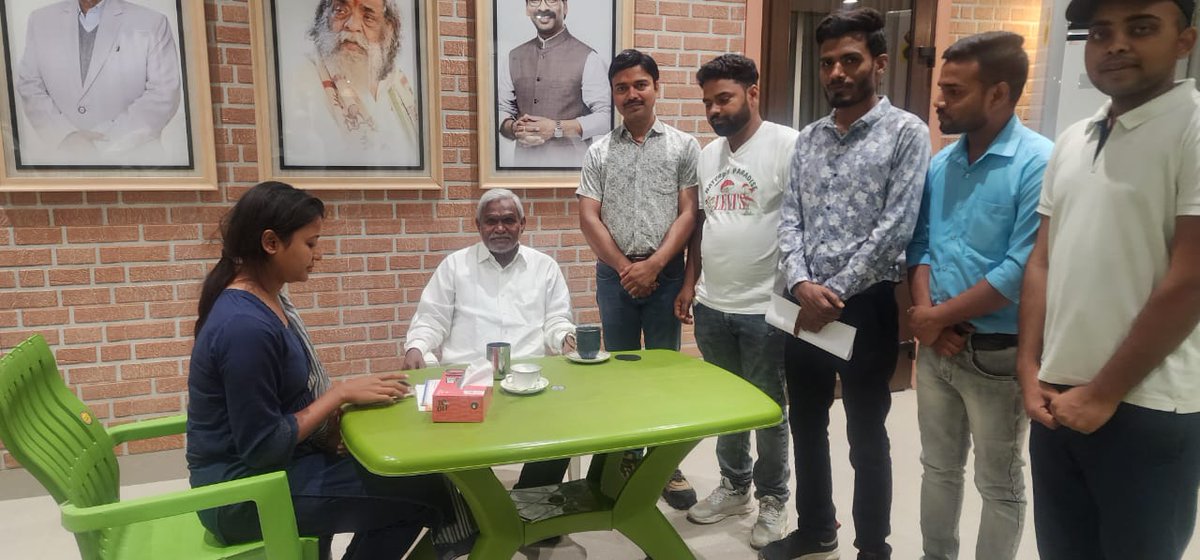 AmbaPrasadINC's tweet photo. माननीय मुख्यमंत्री श्री @ChampaiSoren जी से मुलाकात कर पीजीटी के शेष बचे सात विषयों के नियुक्ति प्रक्रिया को शीघ्र पूर्ण कराने हेतु अनुरोध किया। https://t.co/uygLldbzZK