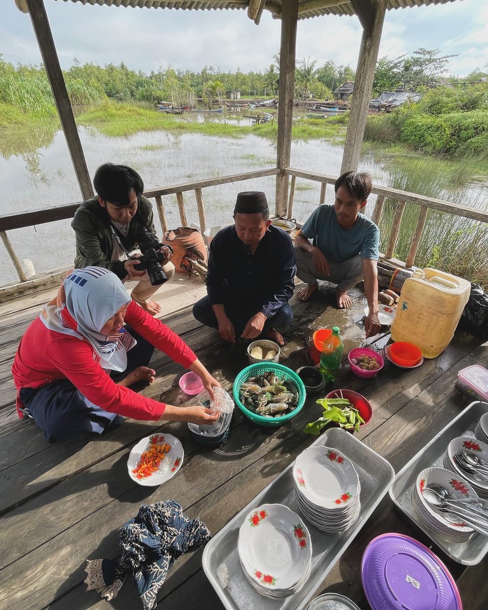 Asian Value buat sy adlh kebiasaan makan bersama. Di dunia yg serba cepat ini, ritual di sekitar meja makan ini menawarkan jeda yg berharga utk terhubung dg org yg dicintai. 
Tapii.. gadget tuh sering bgt jadi penghalang. Simpan gadgetmu saat makan bersama yaah..
#asianvalue