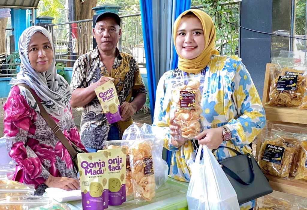 nadiaafathma's tweet photo. Jumat (7/6),Nadia,Luhkan #Sidoarjo,di UKM Ibu Hj. Leni Ds.Sawohan Kec. Buduran, melaporkan #Produksi Terasi Udang sebanyak 5kg harga jual Rp. 12.000/ pc (60gr), Kerupuk Udang sebanyak 10kg, harga jual Rp.60.000/kg (mentah), Rp. 15.000/pc (matang) #GiatLuhkanSatminkalBWI #Luhlapor https://t.co/BXjPE29upO