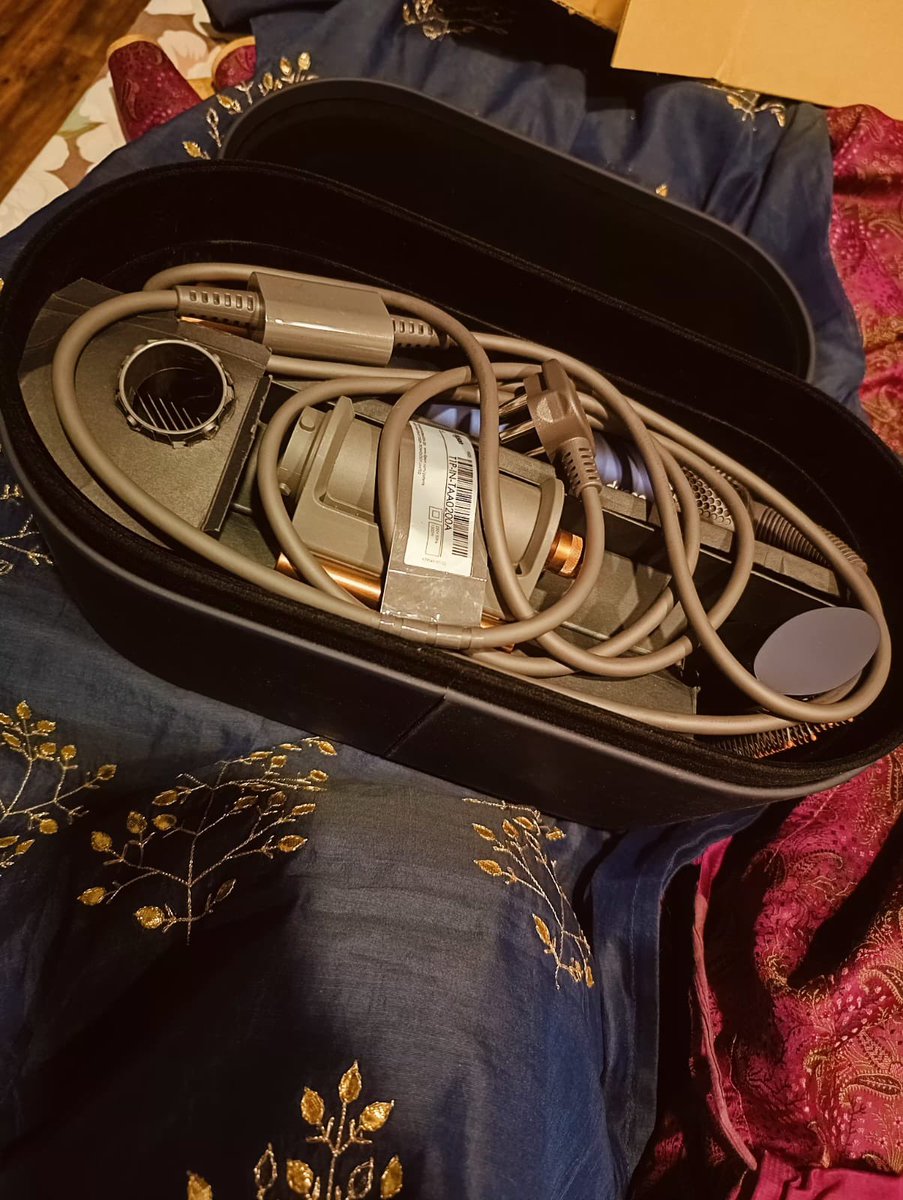 abi1402's tweet photo. @MyntraSupport I ordered a @DysonIndia airwrap appliance frm Myntra on 26 May. I rcvd it on 2nd June &amp; to my surprise I rcvd a used product.All thanks to @myntra my experience of using a @Dyson product was shattered &amp;the Myntra support is unable to provide resolution since 4 June https://t.co/eHdfLfIoTV