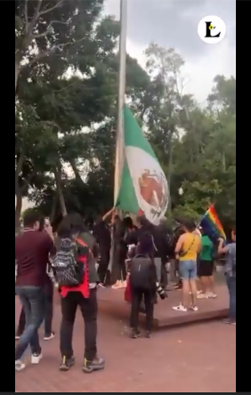 ElvecoqCosio's tweet photo. ¿Bajo que idea de igualdad se les permite a estos  resentidos sociales, quitar la bandera de México y poner  ese trapo? IGUALDAD MIS POLAINAS! Si lo hubiera hecho otro grupo o movimiento social estoy seguro que la policía hubiera actuado para reprimir el intento. https://t.co/zOBurFNr3G