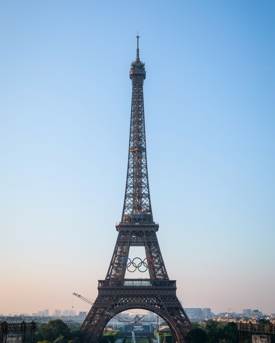 ArcelorMittalF's tweet photo. Quel moment magique ! 
Les Anneaux Olympiques de @Paris2024 s’installent sur la tour Eiffel. Nous sommes fiers et honorés de mettre notre acier au service de ce symbole exceptionnel des Jeux Olympiques de Paris 2024 🇫🇷 https://t.co/PLNcFAGwAk