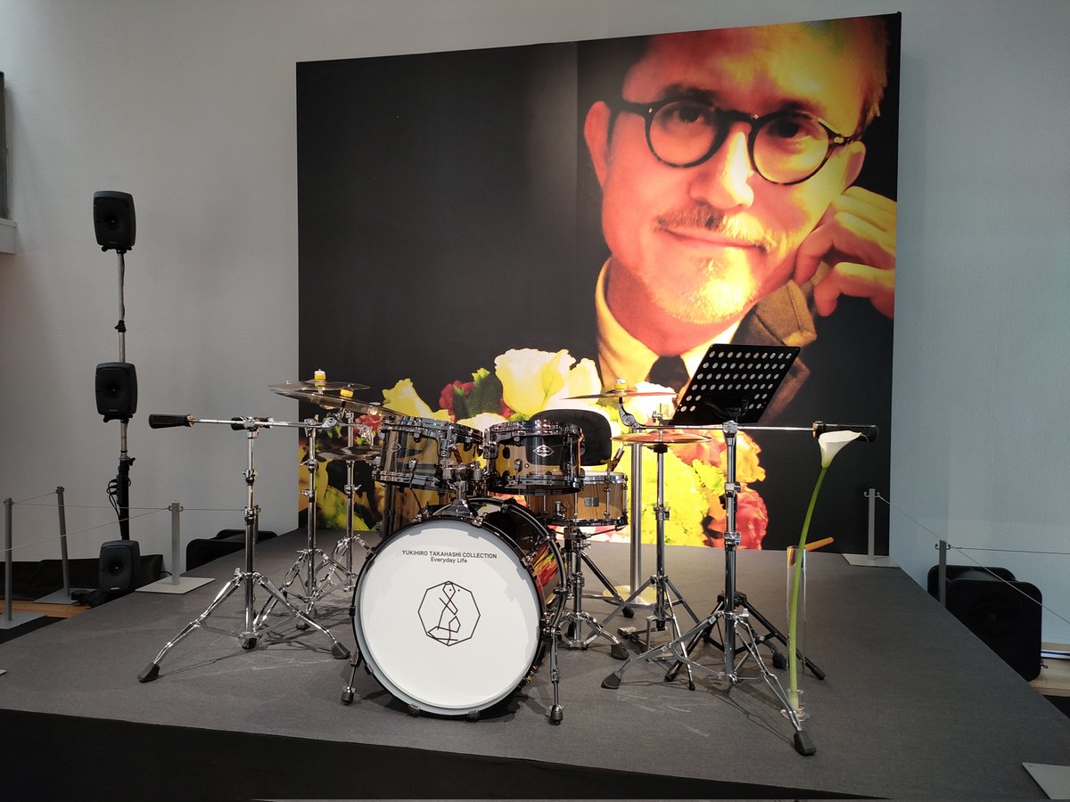 chat_com's tweet image. 高橋幸宏コレクション見てきた。
ライブ映像でドラムパートだけにしたり、クリックをミックスしたりできるのがなかなか興味深かった。
360°サウンドで一番好きな『Something In the Air』がかかってて泣きそうになったけど大人だから泣かない。
撮影OKだから山程撮影した！