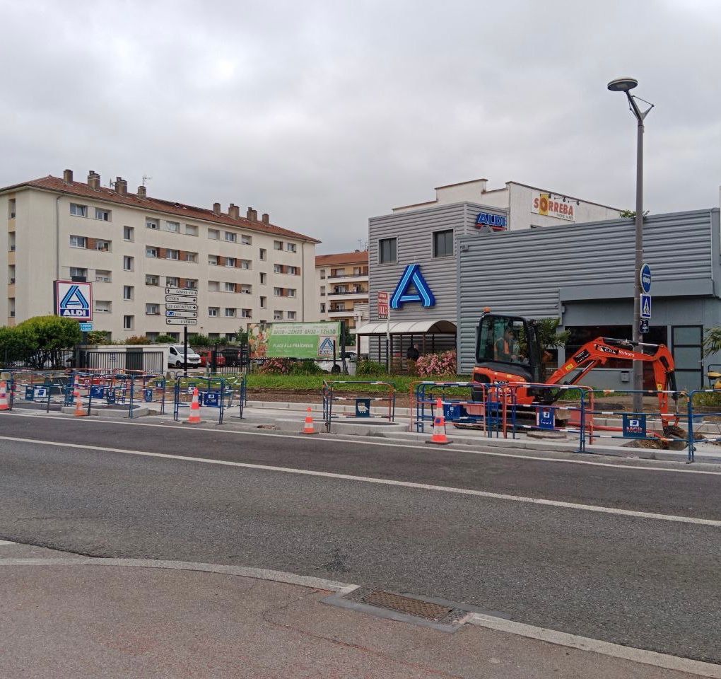 LaVilleaVelo's tweet photo. [#leVélodanslaMétro] Les travaux 🚧 de la #VL7 #VoieLyonnaise 7️⃣ sud entrée de Saint-Fons avancent 👍🏻 : sur cette section, le pont SCNF et l’av. Jean Jaurès accueilleront une belle piste cyclable bidirectionnelle de 3 à 4m de large.
💪🏻En avant vers une Métropole cyclable ! https://t.co/kBXejuiPD3