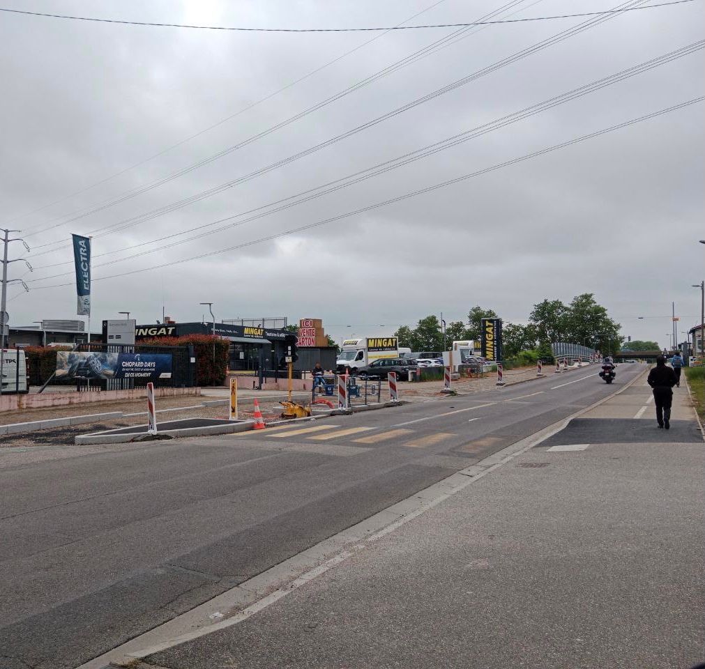 LaVilleaVelo's tweet photo. [#leVélodanslaMétro] Les travaux 🚧 de la #VL7 #VoieLyonnaise 7️⃣ sud entrée de Saint-Fons avancent 👍🏻 : sur cette section, le pont SCNF et l’av. Jean Jaurès accueilleront une belle piste cyclable bidirectionnelle de 3 à 4m de large.
💪🏻En avant vers une Métropole cyclable ! https://t.co/kBXejuiPD3