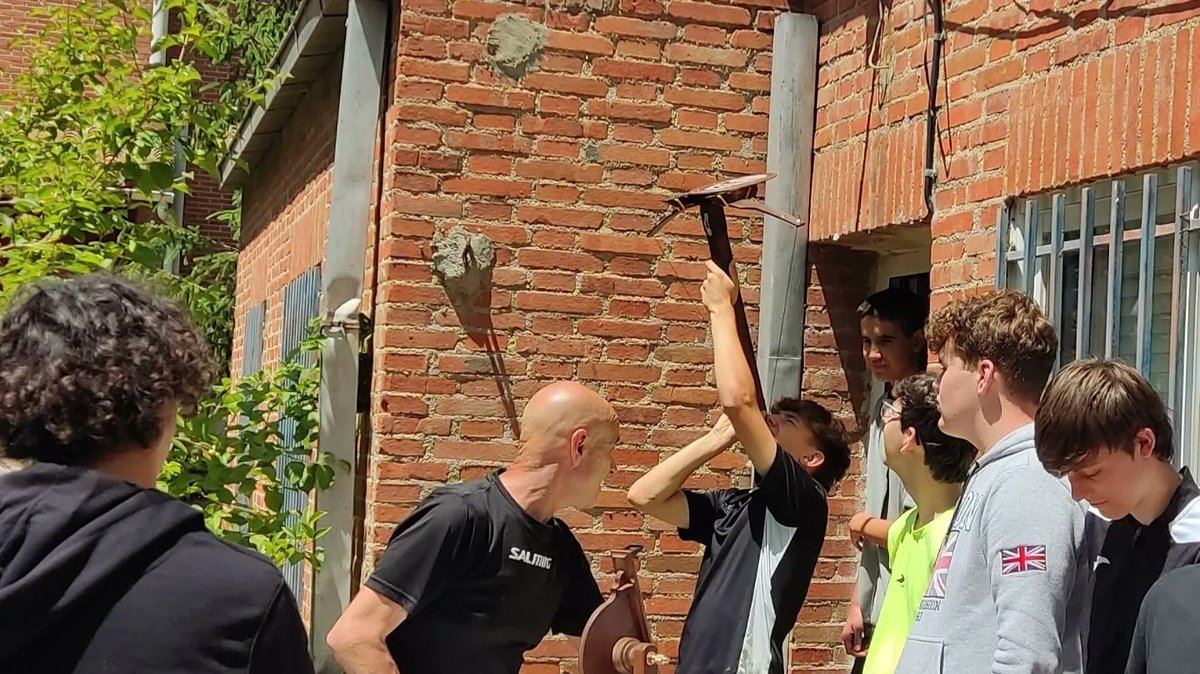 iesalonsodemad1's tweet photo. Eclipses, estaciones, fases de la luna, noches y días... Todo esto ha podido visualizar el alumnado de 4º de ESO durante esta semana con las maquetas motorizadas construidas por Paco, miembro del Grupo de Observadores Astronómicos de Ávila. Gracias por estos talleres. https://t.co/YpuYRsnrmL