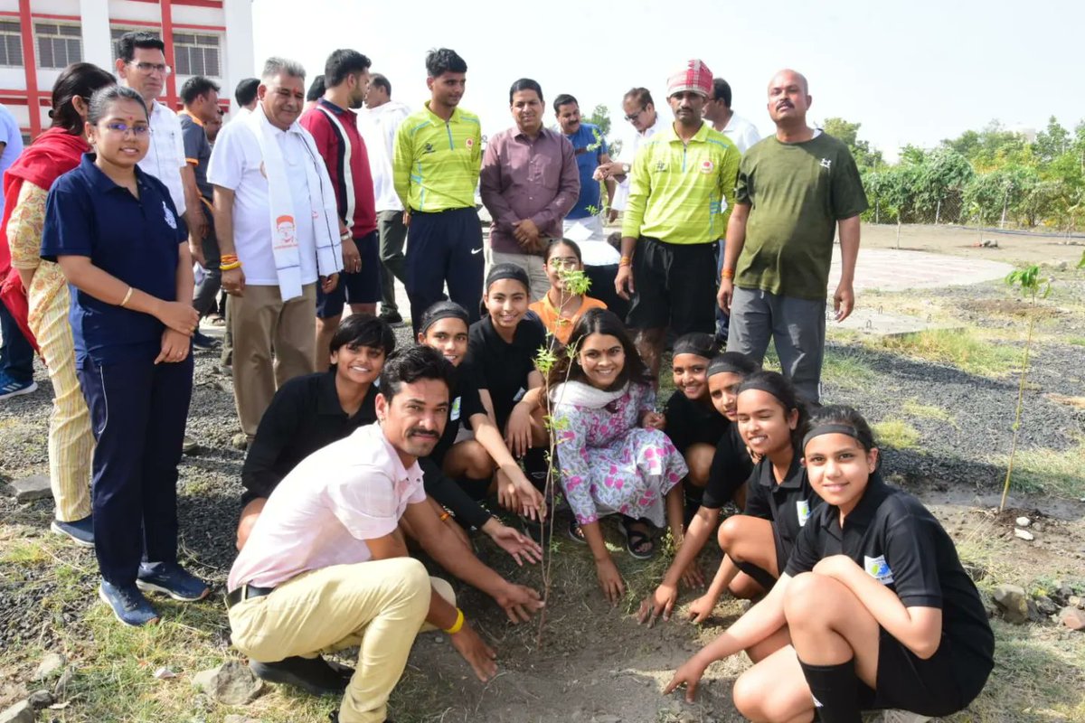 जल की हर बूँद बचाना है, 
हर जलस्रोत को स्वच्छ, समृद्ध बनाना है। 

आइये, आप भी 16 जून, गंगा दशहरा तक चलने वाले #जल_गंगा_संवर्धन_अभियान से जुड़िये और जलस्रोतों के संरक्षण व संवर्धन में योगदान दीजिये। 

आज महाविद्यालय में समर केम्प के समापन के दौरान जल संरक्षण हेतु सभी को शपथ दिलाई