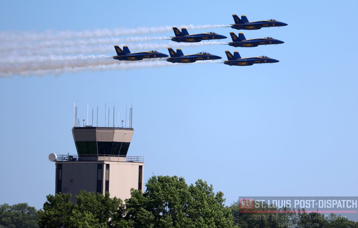 PDPJ's tweet photo. I know this makes me sound like a geeky teenager but.. the Blue Angels are cool. I watched them practice today for this weekend's airshow in Chesterfield, Mo. where they buzzed the tower and appeared to practice being in position for "keeping up foreign relations"  #STL https://t.co/NEYuze2xdZ
