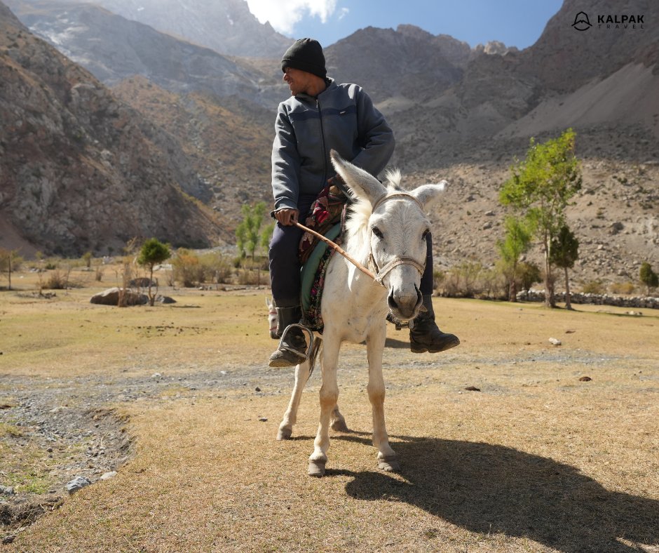 Kalpak_Travel's tweet photo. 🌄 Amidst the majestic mountains of Tajikistan lie hidden gems of vibrant village life! 🇹🇯 Our photographer ventured into these picturesque communities, where time seems to stand still and hospitality knows no bounds.  #Tajikistan #VillageLife #CommunitySpirit 📸 https://t.co/EGt4RjrVot