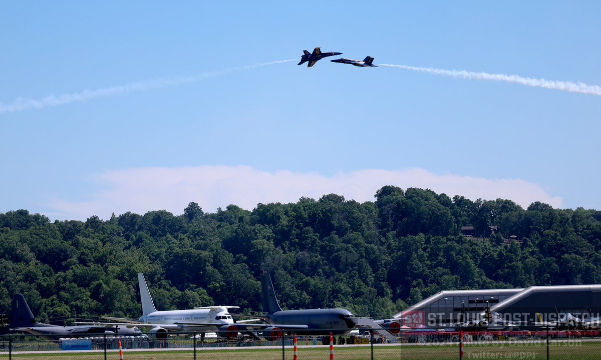 PDPJ's tweet photo. I know this makes me sound like a geeky teenager but.. the Blue Angels are cool. I watched them practice today for this weekend's airshow in Chesterfield, Mo. where they buzzed the tower and appeared to practice being in position for "keeping up foreign relations"  #STL https://t.co/NEYuze2xdZ