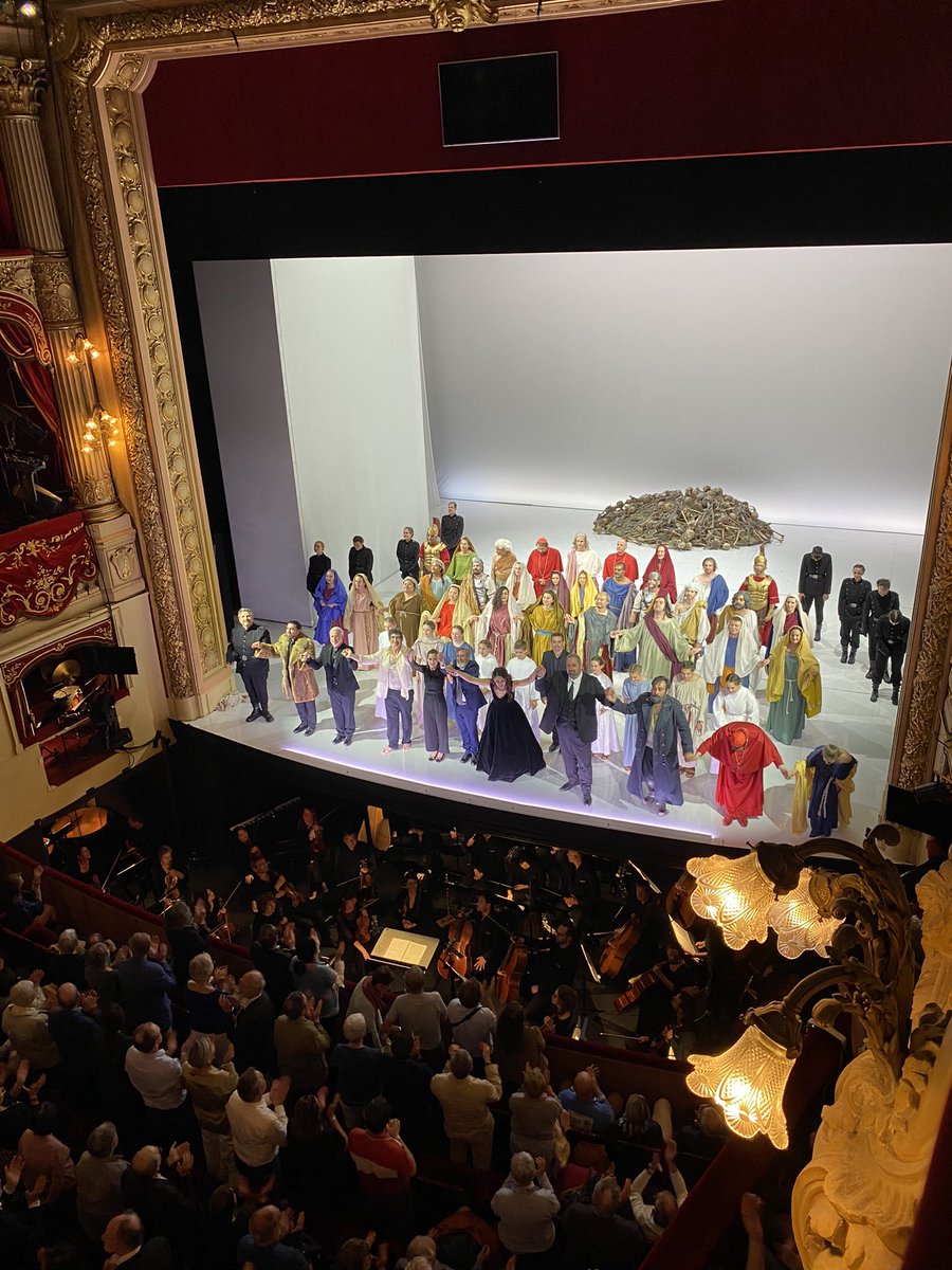 Une salle debout pour la première de Tosca à l’opéra de #Rennes. 
A ne surtout pas manquer demain sur écran(s) à 20 h dans une quarantaine de villes des régions Bretagne et Pays de la Loire