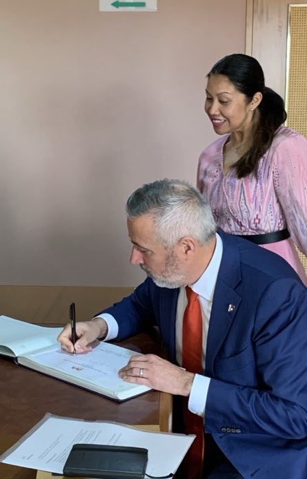 ArdvanderVorst's tweet photo. As the 10th anniversary of the downing of MH17 is coming up I am meeting with the Malaysian High Commissioner.
The NL shares a commitment with Malaysia in pursuing justice and holding the responsible parties accountable for the MH17 tragedy on the world stage 🕊️ #JusticeForMH17 https://t.co/RZp0X49XVs