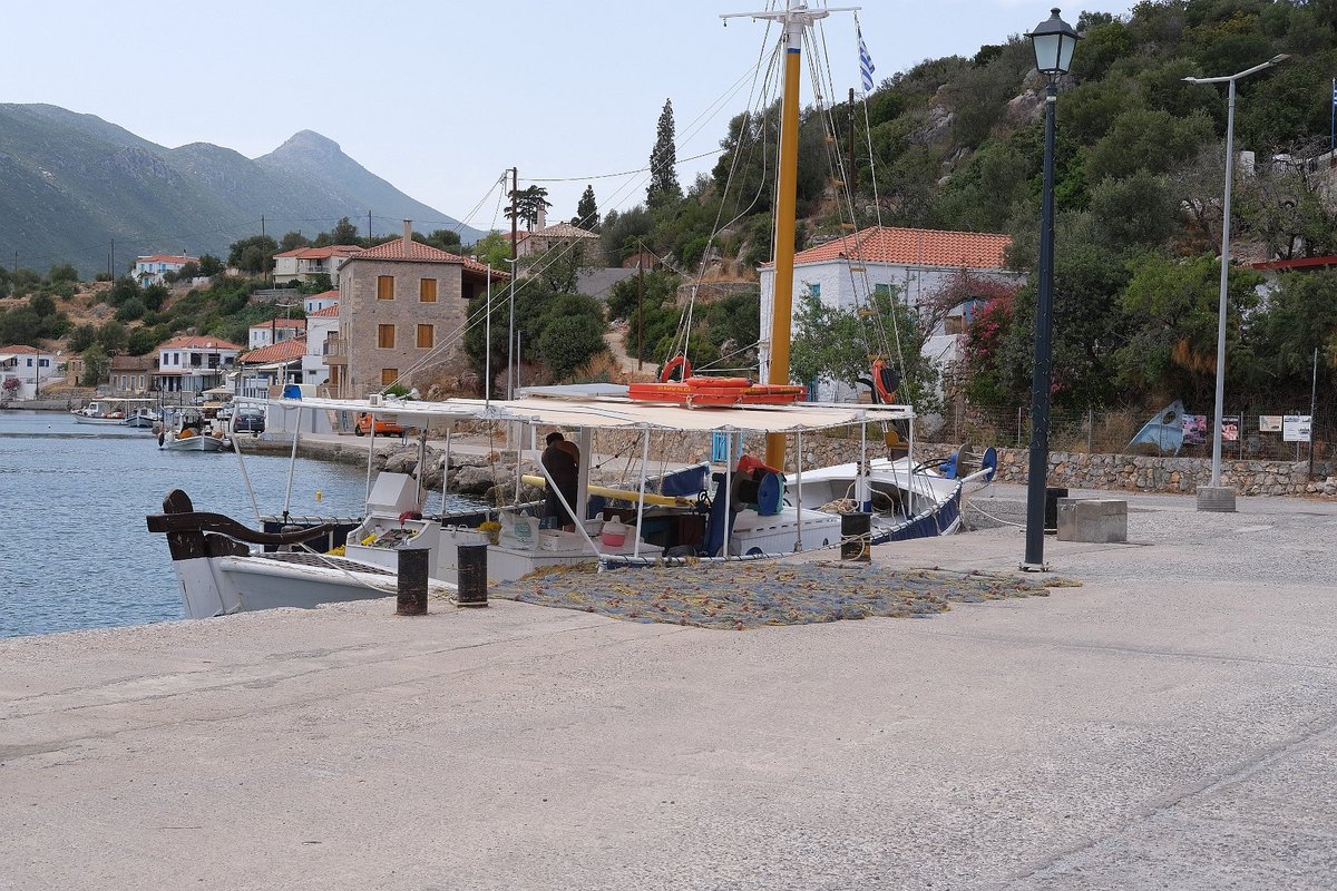 jtu35's tweet photo. Le fjord naturel de #Gerakas, un village dont l'activité est essentiellement la pêche et le tourisme 🤗 Belle journée à tous 🙂
#greece #grèce #Greek #travel #voyage #Trip #photo #photographer #photographie #fujifilm #monemvasia #portofgerakas https://t.co/WM6M5p1GUR