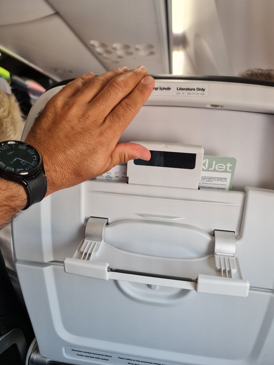 gulhanmutlu's tweet photo. Uçakta telefon tutucusu olması gerçekten muhteşem! Artık seyahatlerimiz daha keyifli 🛫✨🤗 #TravelEssentials #InFlightComfort" https://t.co/JPfaPEQQqy