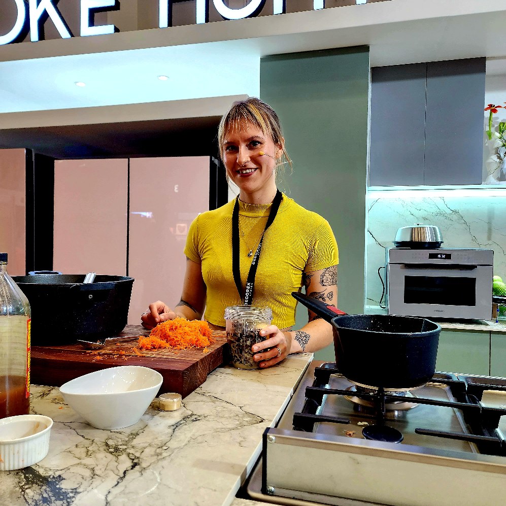 SamsungSA's tweet photo. Thanks to Chef Rio's Sugar-free Date Carrot Cake prepared at #SamsungBespoke Cooking Theatre, nothing will be compromised this winter – from treating ourselves, to our health & weight💙. We have a date with this 🍰 every 2 wks or monthly😉
#DecorexCT #Decorex2024 #CulinaryMasters https://t.co/oi2mDCRYs5