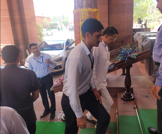 ArgusNews_in's tweet photo. #Delhi: BJP MP Bhartruhari Mahtab arrives for the NDA Parliamentary party meeting.

#NDAMeeting #CuttackMP #Odisha https://t.co/6dUoci6MDe