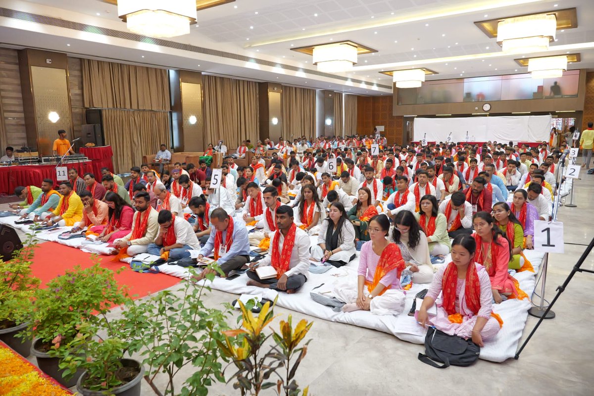 सूरत, गुजरात में आयोजित हो रही अभाविप की तीन दिवसीय 'राष्ट्रीय कार्यकारी परिषद बैठक' का शुभारंभ राष्ट्रीय अध्यक्ष प्रो. <a href="/DrRajSharan/">Dr. Rajsharan Shahi</a>, राष्ट्रीय महामंत्री श्री <a href="/yagywalkya/">Yagywalkya Shukla 🇮🇳 याज्ञवल्क्य</a> एवं राष्ट्रीय संगठन मंत्री श्री <a href="/AshishSainram/">Ashish Chauhan</a> द्वारा दीप प्रज्ज्वलित कर किया गया।

#ABVPNECPSurat