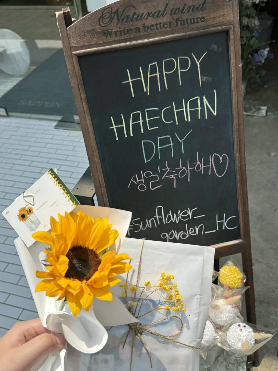 _hc_06_06's tweet photo. 📍 토끼풀꽃

공지 뜨지마자 무조건 가야겠다고 생각한 생카🌻 해찬이 생일에 해바라기는 꼭 하나 사고싶었다 !!! 배너 사진 너무 예쁘구요,,, 특전으로 받은 엽서, 라벨 키링, 스티커 무엇보다도 연력이 진짜 넘넘넘 예뻐요ㅜㅅㅜ🤍 해바라기는 꽃병에 예쁘게 꽂아놓았슴당 :)

#sunflower_garden_HC https://t.co/nWdBzuZmQJ