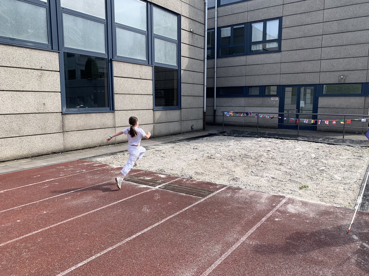 |#Evènement - #Rencontre franco-allemande-24|-La SI allemand du <a href="/LfjmPrimaire/">LFJM Primaire</a>  a été accueillie à l’#IDSB ce 6/06 journée symbole pour la France pour partager ensemble un temps sportif autour des activités athlétiques - #Amitié - #Partage - #Valeurs- <a href="/aefeinfo/">AEFE</a> - <a href="/AmbassFranceBel/">Ambassade de France en Belgique 🇨🇵 🇪🇺</a>