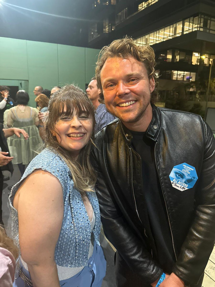 5SOST0URUPDATES's tweet photo. Ashton with babybluelashton at Luke's show tonight! https://t.co/4iG5mro9pX