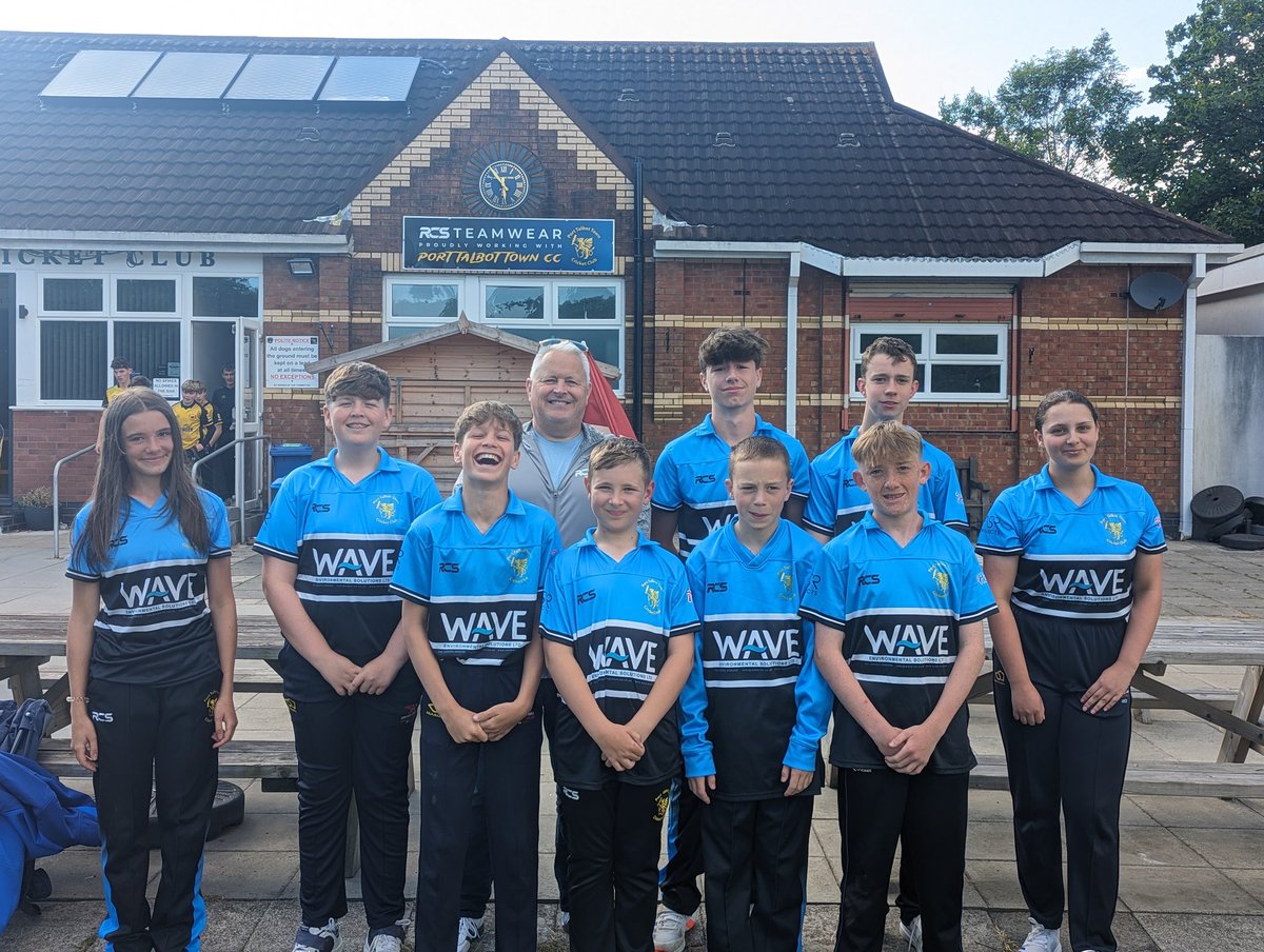Lovely to see Mr <a href="/RCSTeamwear/">RCS Teamwear</a> pop in the <a href="/PirateCricket/">Port Talbot Town CC</a> and take the opportunity to have a photo with the under 15s 👍🏴‍☠️🏏🏴󠁧󠁢󠁷󠁬󠁳󠁿🍻