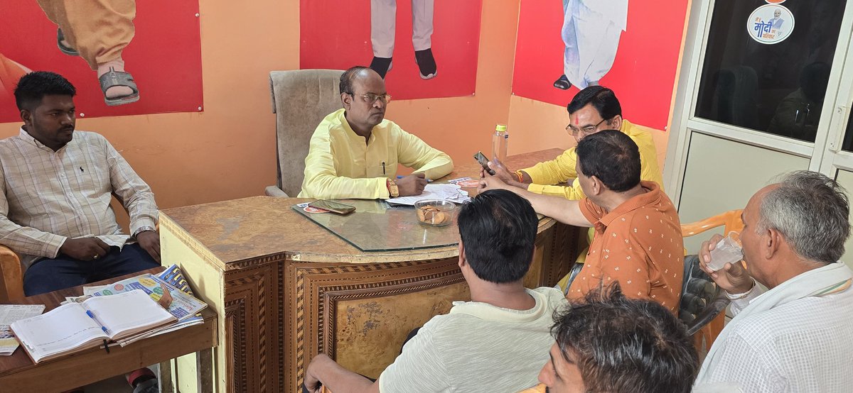 SinghSyana's tweet photo. #जनसुनवाई
आज बुलन्दशहर कार्यालय पर आये सम्मानित क्षेत्रवासियों व अन्य क्षेत्र से आयी देवतुल्य जनता की समस्या सुनकर समाधान हेतु सम्बंधित अधिकारियो को निर्देशित किया।
जनता की हर समस्या का समाधान ही मेरी प्राथमिकता है।
#devendrasinghlodhi
#Rajveersinghrajubhaiya #BJP4UP https://t.co/kU4iKXWs8u