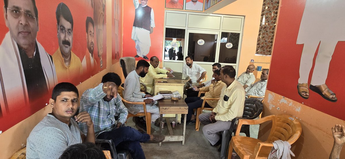 SinghSyana's tweet photo. #जनसुनवाई
आज बुलन्दशहर कार्यालय पर आये सम्मानित क्षेत्रवासियों व अन्य क्षेत्र से आयी देवतुल्य जनता की समस्या सुनकर समाधान हेतु सम्बंधित अधिकारियो को निर्देशित किया।
जनता की हर समस्या का समाधान ही मेरी प्राथमिकता है।
#devendrasinghlodhi
#Rajveersinghrajubhaiya #BJP4UP https://t.co/kU4iKXWs8u