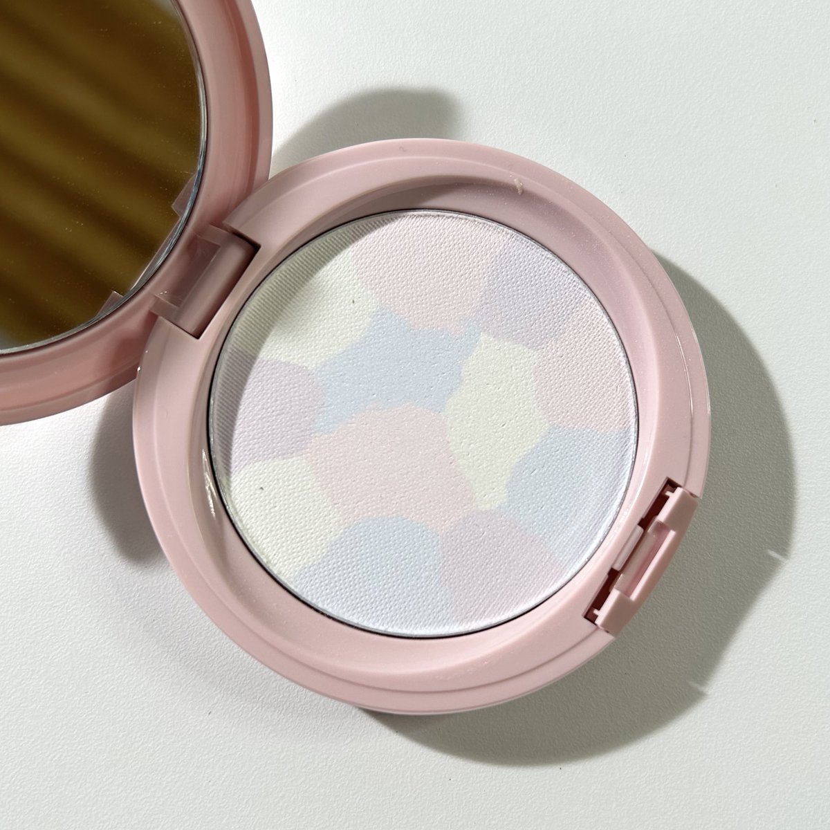 tiramissad's tweet photo. ౨ৎ @myRed_A compact powder in translucent 🍥

produk yang selama ini aku cari sebagai netral undertone yang complexion-nya suka too warm 🥹 

#RedATranslucent #MyRedA #RedACosmetics #AlphaGen #TranslucentPowder #CompactPowder #CrystalGloKit https://t.co/UyWNVKAsLQ