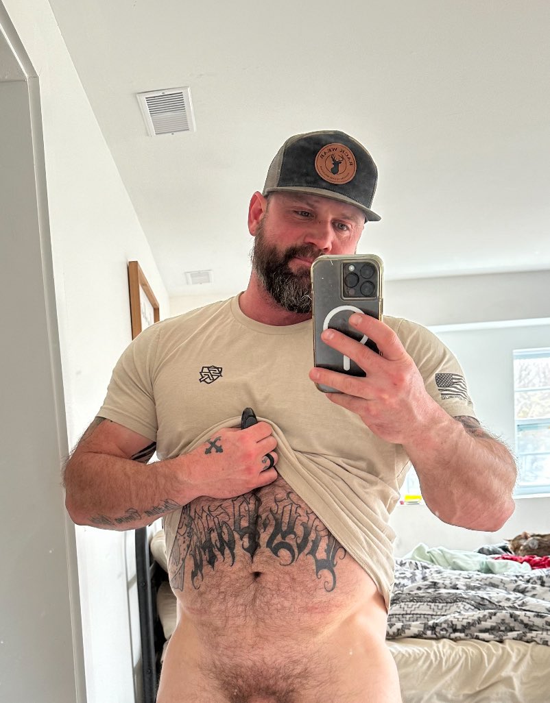 hairy_daddys's tweet photo. RT for a surprise on dm😈 https://t.co/TSDQlhzHuA