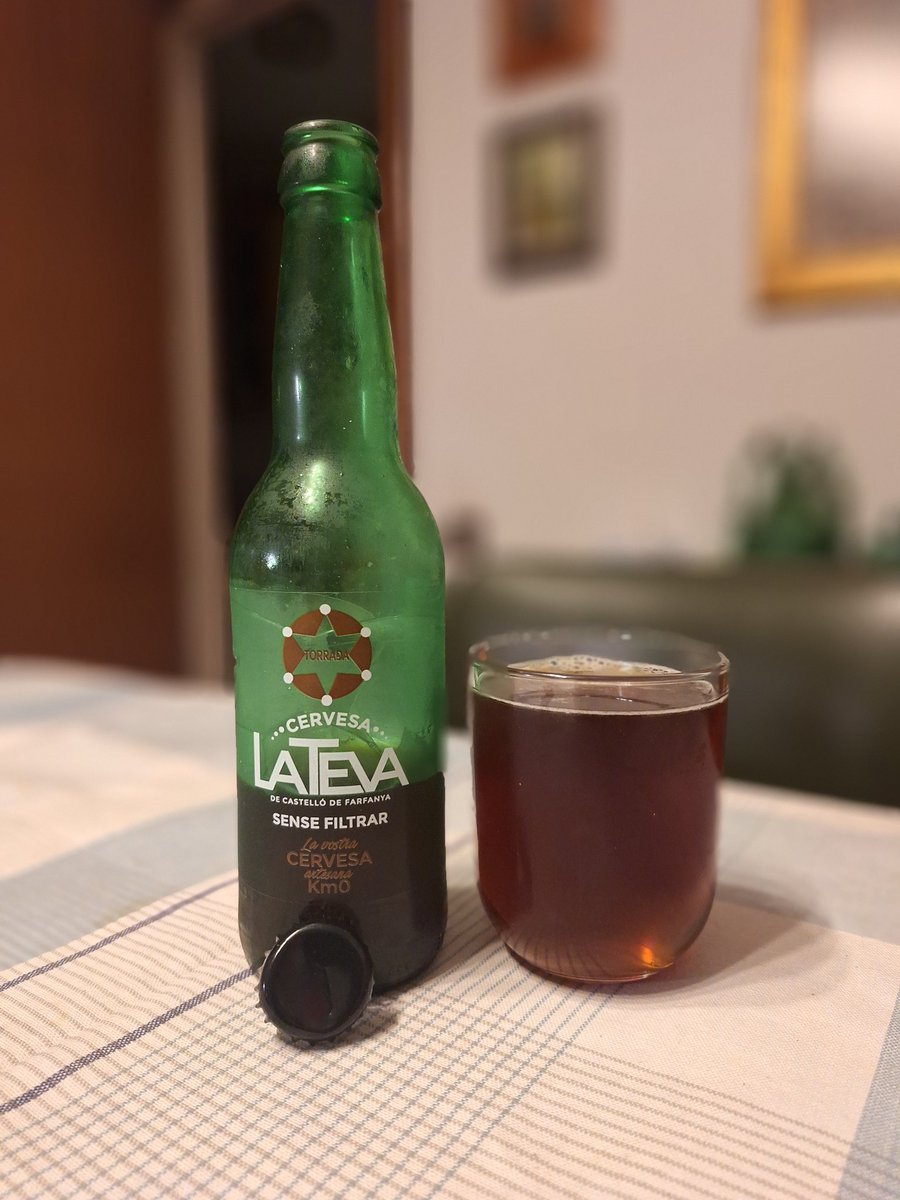 milbeerista's tweet photo. La Teva Torrada. Elaborada per Castelló Agricultural Oils & Food. De Catellò de Farfanya. Brown Ale. Aigua, malts d'ordi, llúpol i llevat. 5%. Poc carbònic, poca escuma, gust suau a cereal torrat.
#brownAle #beernation #timeforabeer #ale #localbeer #craftbeer #beer #pivo https://t.co/EPLlv5aTdl