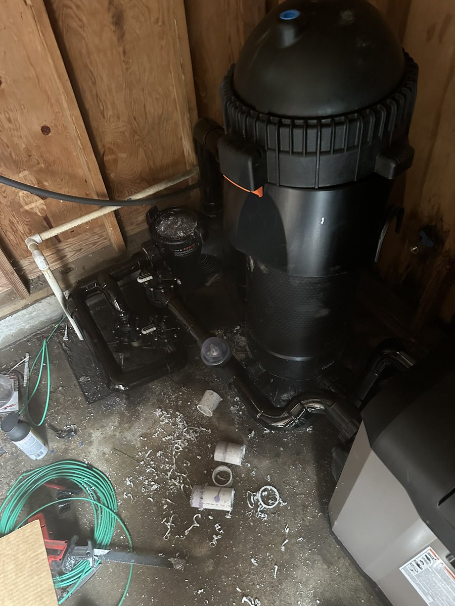 DakotaGeil's tweet image. Out with the old in with the new @AquastarP #poolboy #poolpro