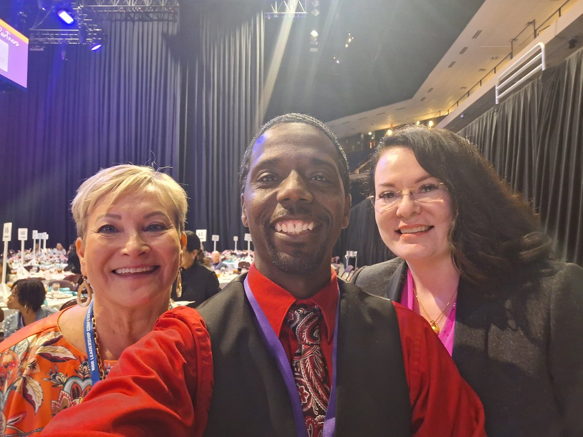 pgilliam33's tweet photo. Enjoyed Day 1 lunch and conversations with our new friend @pattiejgriffin! Her human resources knowledge is off the π @BerryCenter #BOTB #CFISDStuSrvcs #CFISDspirit
#BringingOutTheBest #CFISDRRR
#CMCT_team #sportinwaves https://t.co/GdiIA4VzXo