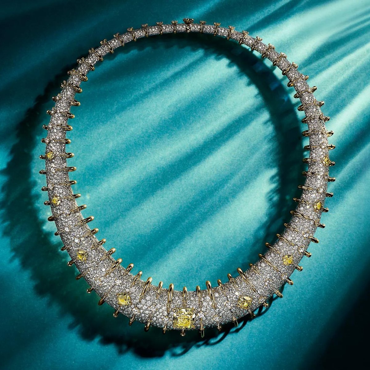 DiamondWorldNet's tweet photo. Discover the celestial elegance of Tiffany &amp; Co.’s Celeste Collection. Each piece captures the brilliance of the night sky, transforming stardust into timeless luxury.

#DiamondWorld #CollectionAlert #TiffanyAndCo #CelesteCollection #LuxuryJewelry #TimelessElegance https://t.co/KkPqmBMfju