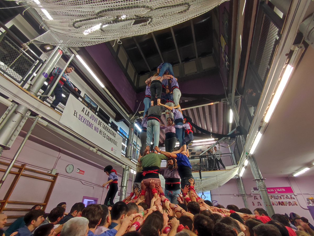 JoveDeTarragona's tweet photo. 🎉 Dimarts vam celebrar el Dia de l'Associacionisme Cultural #DASC2024 amb una Jornada de portes obertes, que podreu tornar a gaudir avui!
Passa pel Cós del Bou per veure com assaja una colla, enfaixar-te per fer pinya i ser una castellera més 💪🏼
🔸 A les 20h comença Canalla, i a les 22h, l'assaig general!
📸 J. Granero
#castells #cultura #TornaLaJove