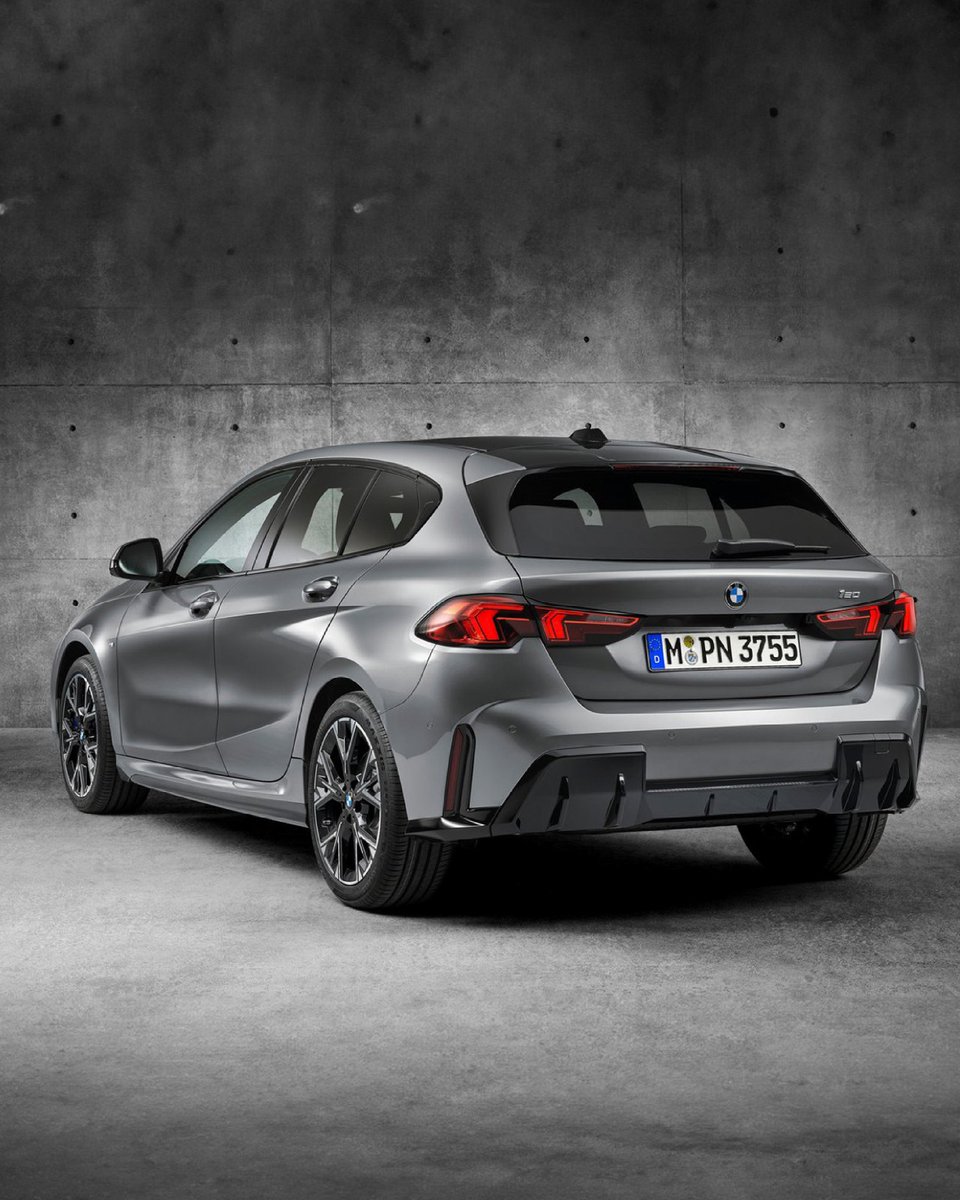 CarWale's tweet image. BMW’s smallest hatchback, 1-Series gets a big styling update, more features, and tweaked powertrain!
- New front fascia
- Slimmer and angular headlamps
- 20-inch curved display
- Digital instrument cluster
- BMW OS 9 software

#bmw #1series #bmw1series #hatchback #cwphotos