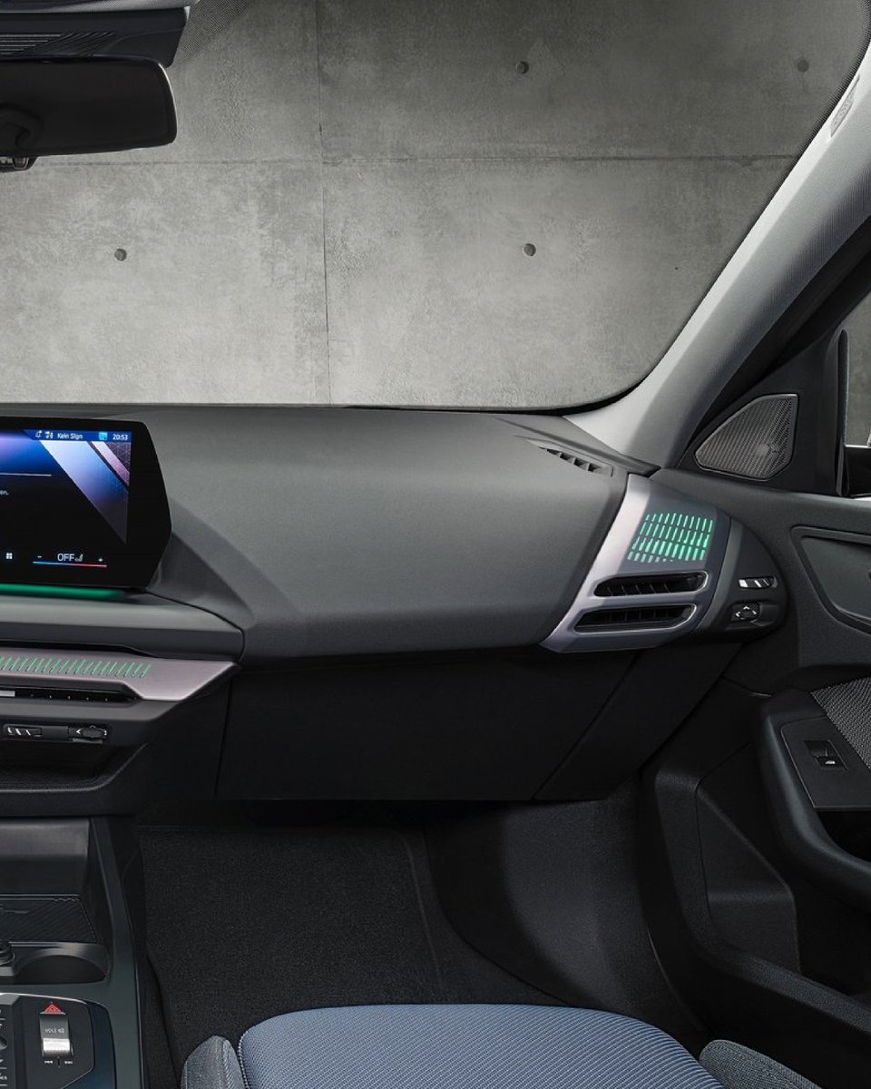 CarWale's tweet image. BMW’s smallest hatchback, 1-Series gets a big styling update, more features, and tweaked powertrain!
- New front fascia
- Slimmer and angular headlamps
- 20-inch curved display
- Digital instrument cluster
- BMW OS 9 software

#bmw #1series #bmw1series #hatchback #cwphotos