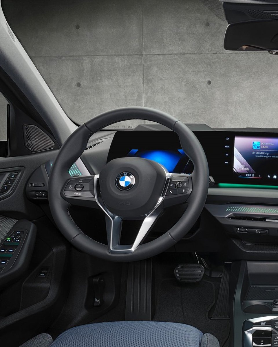 CarWale's tweet image. BMW’s smallest hatchback, 1-Series gets a big styling update, more features, and tweaked powertrain!
- New front fascia
- Slimmer and angular headlamps
- 20-inch curved display
- Digital instrument cluster
- BMW OS 9 software

#bmw #1series #bmw1series #hatchback #cwphotos