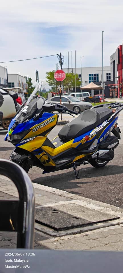 master_kukubesi's tweet photo. My love always Gfriend.. Now 2nd scooter Motorcycle i alway decal with of name of yeojachingu aka Gfriend..and me..pls support  me buddy. #GFRIEND #viviz #yerin #yuju #sowon #eunha #sinb #umji @viviz_update @gfriend @VIVIZ_official @YERIN_OFFICIAL_ #buddy https://t.co/z0pStQkfxZ