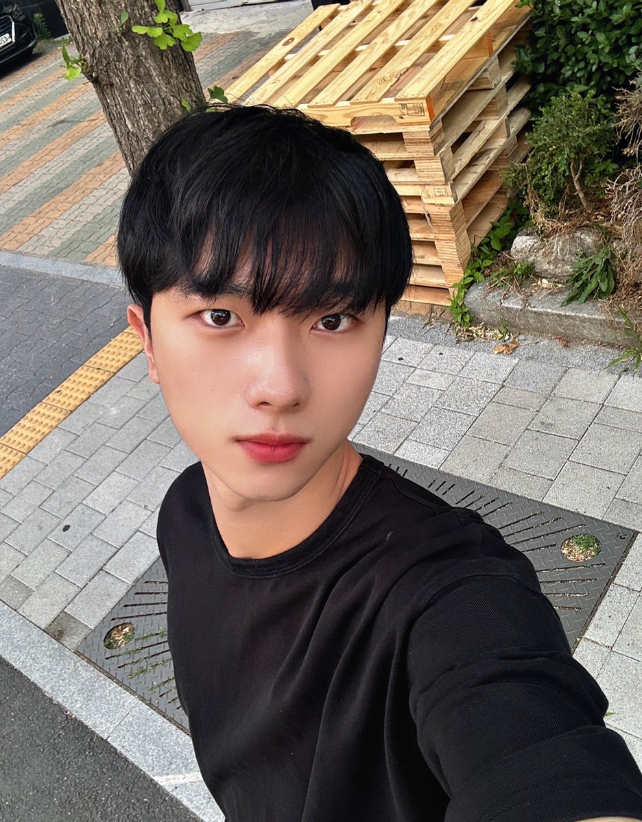 Celest1a_x's tweet photo. [#SEUNGHYUN]

너무 더워요😃🌻 !! 
팬분들 모두 더위 조심하기!

とても暑いです😃🌻 !! 
ファンの皆さん暑さに気をつけてね！！

#Celest1a #셀레스티아 #セレスティア 
#スンヒョン #SEUNGHYUN #승현 https://t.co/DnCTL82St9