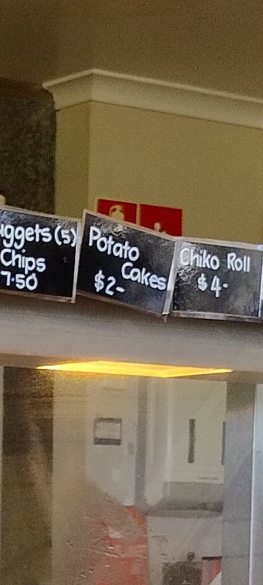 julsie75's tweet photo. "Queensland" Aussie rules canteen. It's a #potatoSCALLOP in the pineapple state thank you very much! https://t.co/hqrQWXPlr9
