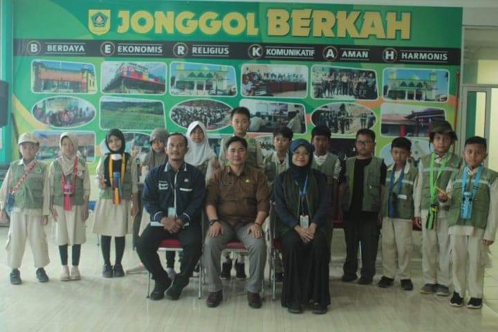 pujimarinir's tweet photo. Assalamualaikum,.... Alhamdulillah Terima Kasih Para Aghniya/Dermawan yang telah membantu membesarkan Sekolah Kebun Al Qalam , saya akan mempertanggungjawabkan hingga Yaumul Hisab di Pengadilan GUSTI ALLAH AZZA WA JALLA.
"Mengembalikan Pendidikan Sejati Pada Fitrahnya". https://t.co/95MukGbKU3