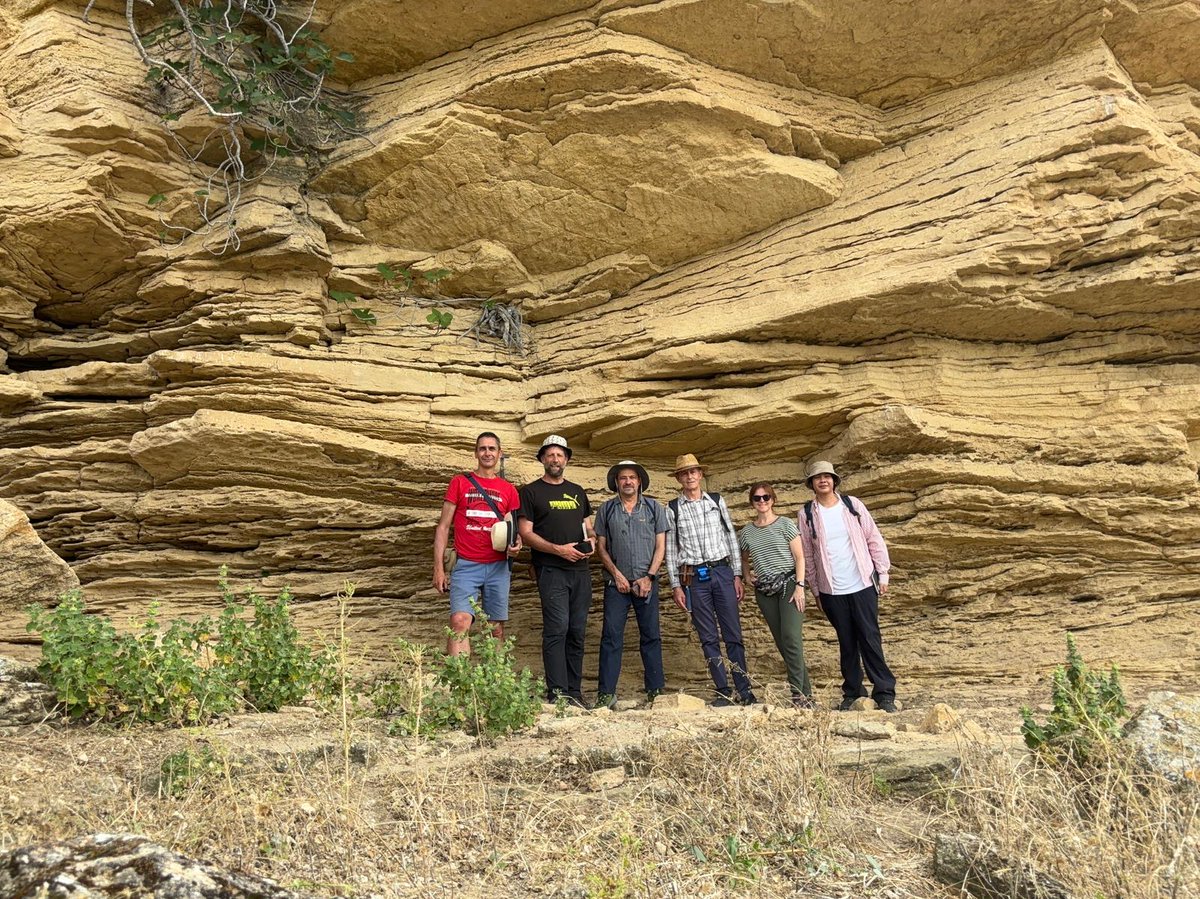 🥲 Last day of our field trip in the surroundings of Zagra 🔎 We have the privilege of studying a spectacular outcrop 🪨😎
