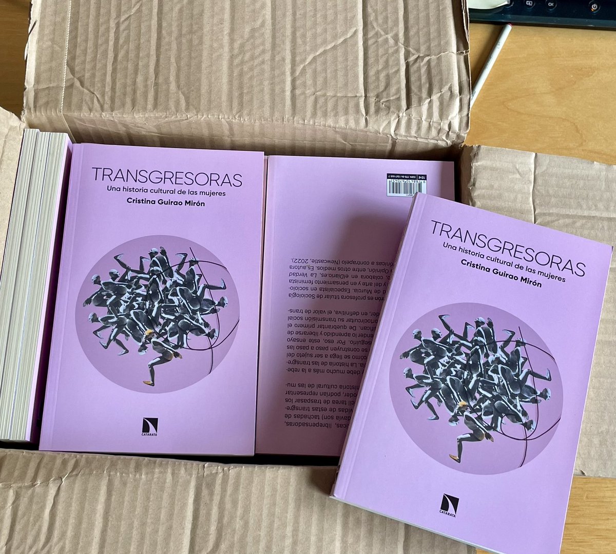 GuiraoCristina's tweet photo. Vamos con el viernes, por fin, motivos para la felicidad:
#transgresoras 
@CatarataLibros
#elgrannadador 
#Kafka
#elpaseo
#jardinbotanico https://t.co/ticSpWyK8a